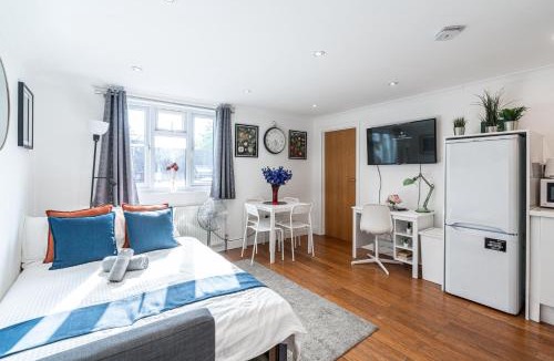 West Kensington Apartment | Peaceful 1BR Flat Steps to Tube London
