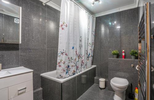 West Kensington Apartment | Peaceful 1BR Flat Steps to Tube London