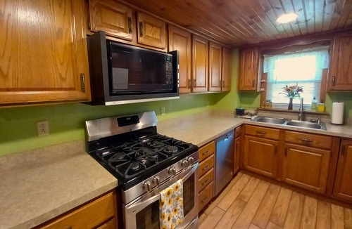 Cranberry House | Peaceful 2 Acre Farmhouse : Family Friendly