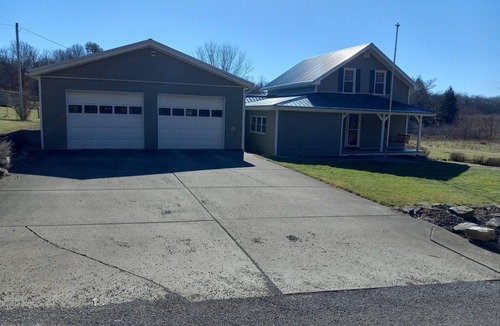 Cranberry House | Peaceful 2 Acre Farmhouse : Family Friendly