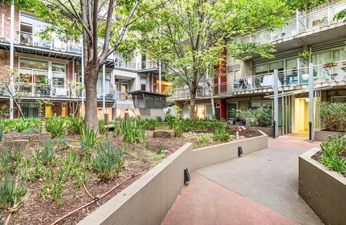 West Melbourne Apartment | Peaceful 2-Bed Apartment with Gym & Pool