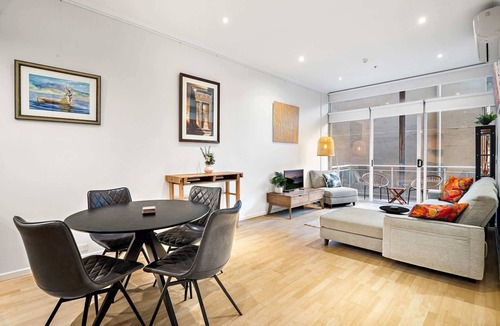 West Melbourne Apartment | Peaceful 2-Bed Apartment with Gym & Pool