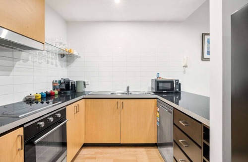 West Melbourne Apartment | Peaceful 2-Bed Apartment with Gym & Pool