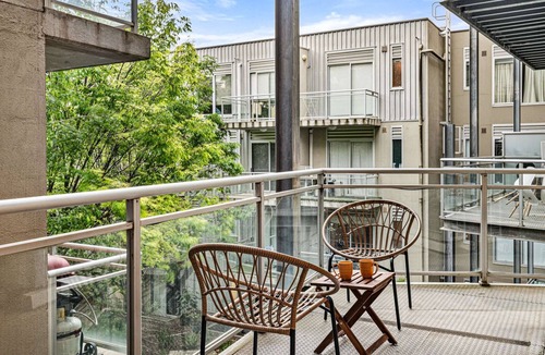 West Melbourne Apartment | Peaceful 2-Bed Apartment with Gym & Pool
