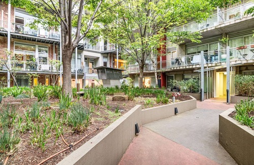 West Melbourne Apartment | Peaceful 2-Bed Apartment with Gym & Pool