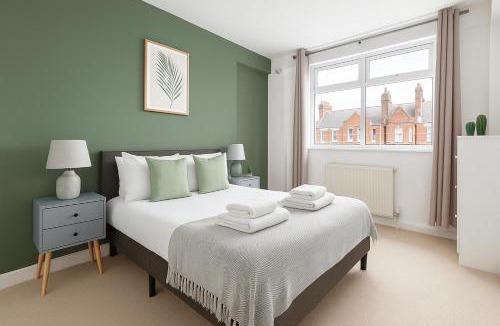 Ravenscourt Park Apartment | Peaceful 2 Bed Flat in Chiswick