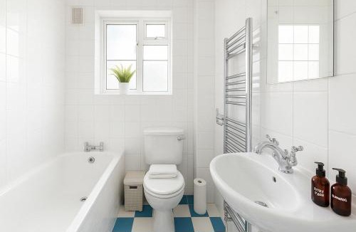 Ravenscourt Park Apartment | Peaceful 2 Bed Flat in Chiswick