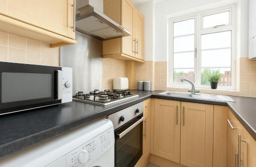 Ravenscourt Park Apartment | Peaceful 2 Bed Flat in Chiswick