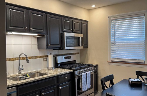 Skokie Apartment | Peaceful 2-bedroom apartment with AC in charming Skokie