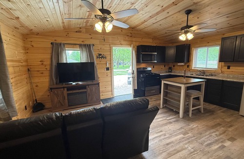 Eddyville Cabin | Peaceful 2-bedroom cabin with AC in cozy Eddyville