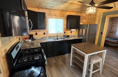Eddyville Cabin | Peaceful 2-bedroom cabin with AC in cozy Eddyville
