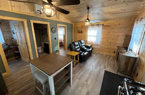 Eddyville Cabin | Peaceful 2-bedroom cabin with AC in cozy Eddyville