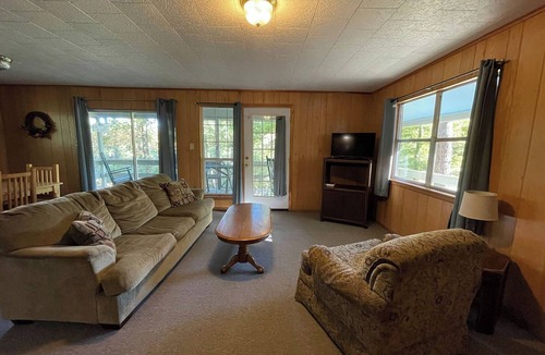 Zwolle Cabin | Peaceful 2-Bedroom Cabin with Full Kitchen, Pond View Porch & Outdoor Firepit