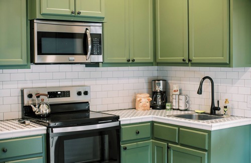 Victoria Apartment | Peaceful 2-bedroom Retreat in charming Victoria Heights - Close to Downtown