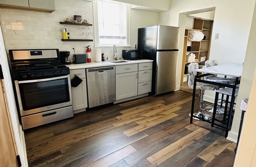Homestead Apartment | Peaceful 2 beds near Pittsburgh!