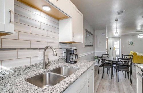 Central Arlington Apartment | Peaceful 2 BR Apt for Month Stay