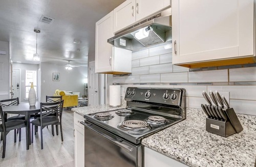 Central Arlington Apartment | Peaceful 2 BR Apt for Month Stay
