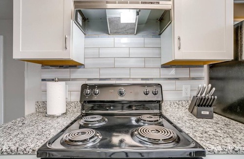 Central Arlington Apartment | Peaceful 2 BR Apt for Month Stay
