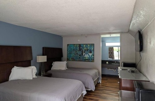 Cartersville Hotel | Peaceful 2-Room Accommodation Steps from Dining