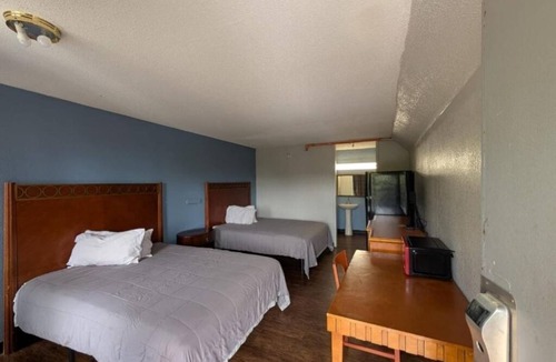 Cartersville Hotel | Peaceful 2-Room Accommodation Steps from Dining