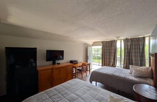 Cartersville Hotel | Peaceful 2-Room Accommodation Steps from Dining