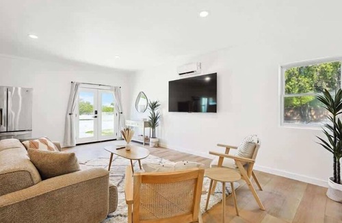 Denton House | Peaceful 2BR 1B Guest House with Hot Tub