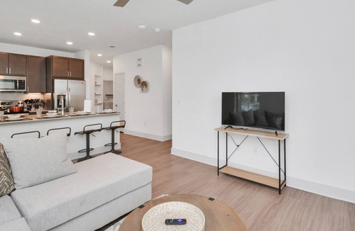 Spring Apartment | Peaceful 2BR close to everything! Family/Corp Friendly! 25min to Houston Center!