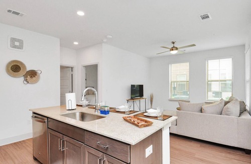 Spring Apartment | Peaceful 2BR close to everything! Family/Corp Friendly! 25min to Houston Center!