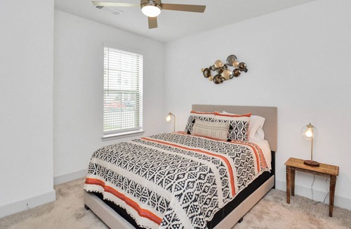 Spring Apartment | Peaceful 2BR close to everything! Family/Corp Friendly! 25min to Houston Center!