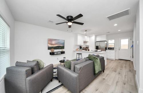 Riverside Terrace Apartment | Peaceful 2BR-Gated Stay-King Bed-DWTN HTX-Medical Center