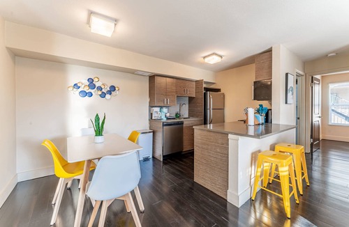 East Riverside - Oltorf Apartment | Peaceful 2BR king beds suite next to DT w/pool