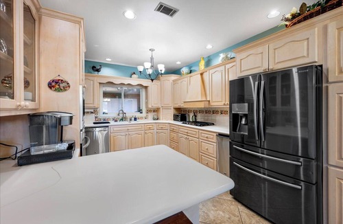 Taylor House | Peaceful 3 Acre Getaway - Creek Access, Fire Pit, Gazebo, Kayaks & Pet-Friendly!