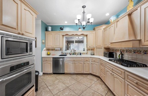 Taylor House | Peaceful 3 Acre Getaway - Creek Access, Fire Pit, Gazebo, Kayaks & Pet-Friendly!