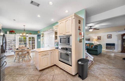 Taylor House | Peaceful 3 Acre Getaway - Creek Access, Fire Pit, Gazebo, Kayaks & Pet-Friendly!