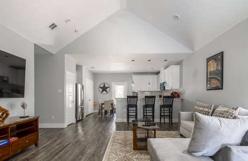 Dallas House | Peaceful 3 BD/2 Bath Family Perfect Getaway Home