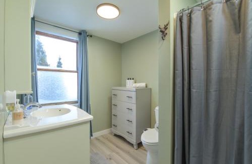 Richford House | Peaceful 3 bedroom cabin with 4 beds in charming Montgomery minutes to Jay Peak!