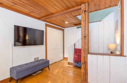 Richford House | Peaceful 3 bedroom cabin with 4 beds in charming Montgomery minutes to Jay Peak!