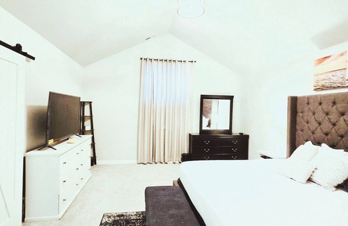 Morningside House | Peaceful 3-Bedroom Home - Private Room or Full Home Optionn