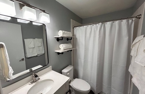 West Newton House | Peaceful 3-bedroom house near Airport