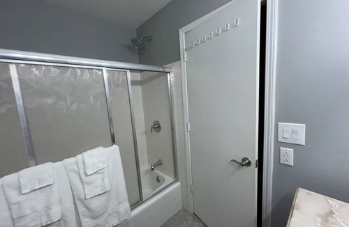 West Newton House | Peaceful 3-bedroom house near Airport