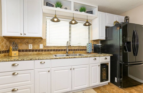 Heritage House | Peaceful 3bd 2 bath home near Sea World & BMT with pool
