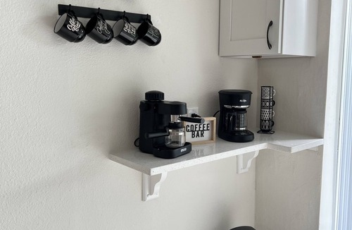 Orlando House | Peaceful 3bd-2bath lakefront home 2 mi from Universal Studios