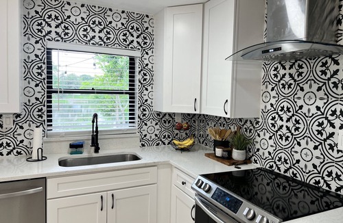 Orlando House | Peaceful 3bd-2bath lakefront home 2 mi from Universal Studios