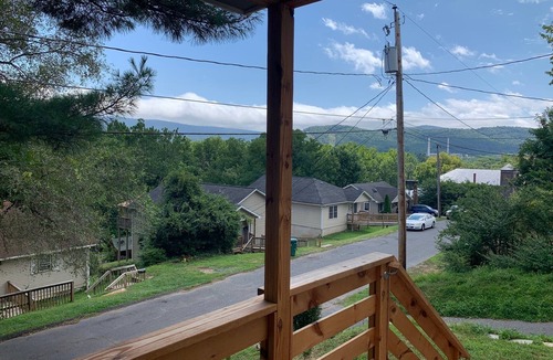 Waynesboro House | Peaceful 3BR, 2BA Mountain and River View - Walk Downtown!
