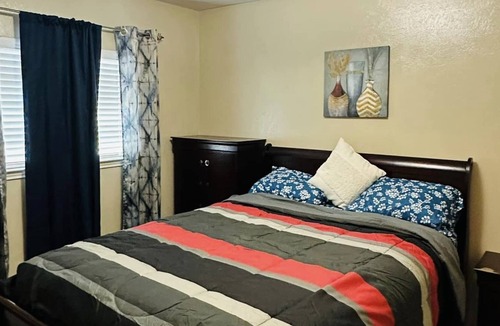 Central Southwest House | Peaceful 3BR and 2 BA House Close 2 Texas Med Center & Downtown