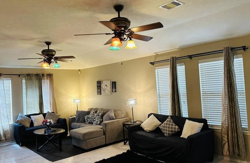 Central Southwest House | Peaceful 3BR and 2 BA House Close 2 Texas Med Center & Downtown