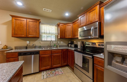 Powell House | Peaceful 3BR Base Close to NWA Events & Trails. Secure Garage and Jetted Tub.