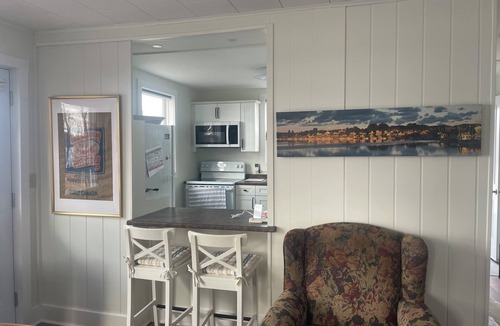 Bayview Apartment | Peaceful 3Br Waterfront Escape with water access close to Beaches, Golf & Dining