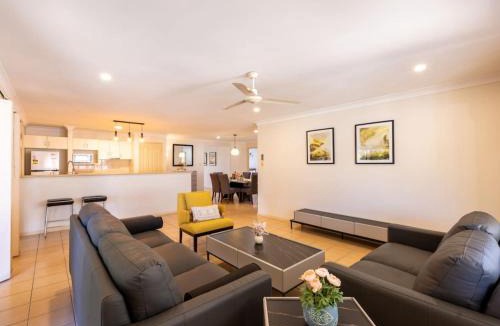 Springfield House | Peaceful 4B2B Sweet Home w Backyard at Springfield