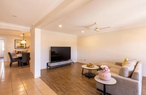 Springfield House | Peaceful 4B2B Sweet Home w Backyard at Springfield